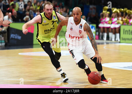 24. September 2019, Bayern: Basketball: Bundesliga, medi Bayreuth - Brose Bamberg, Hauptrunde, 1. Spieltag: Bambergs Maurice Stuckey (r) und Das Bayreuth der Bryce Alford kämpfen um den Ball. Foto: Nicolas Armer/dpa Stockfoto