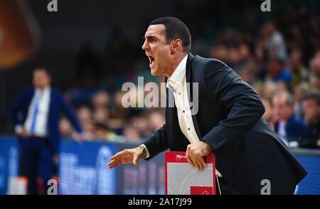 24. September 2019, Bayern: Basketball: Bundesliga, medi Bayreuth - Brose Bamberg, Hauptrunde, 1. Spieltag: Bamberger coach Roel Mauren reagiert auf der Seitenlinie. Foto: Nicolas Armer/dpa Stockfoto