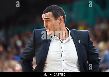 24. September 2019, Bayern: Basketball: Bundesliga, medi Bayreuth - Brose Bamberg, Hauptrunde, 1. Spieltag: Bambergs Trainer Roel Mauren folgt das Spiel. Foto: Nicolas Armer/dpa Stockfoto