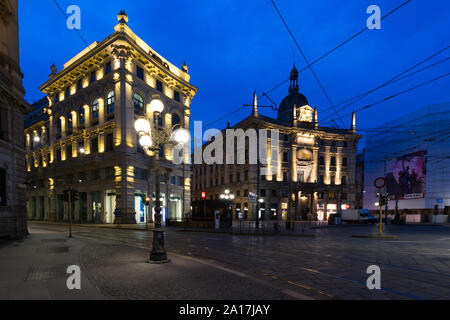 Mailand, Italien - Mar 18, 2017: Palast der Assicurazioni Generali in Piazza Cordusio bei Dämmerung. Stockfoto