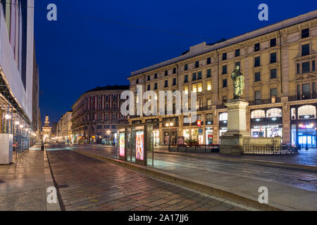 Mailand, Italien - 18. März 2017: Piazza Cordusio in der Dämmerung, das Schloss Sforza im Hintergrund, auf der rechten Denkmal für Giuseppe Parini Stockfoto