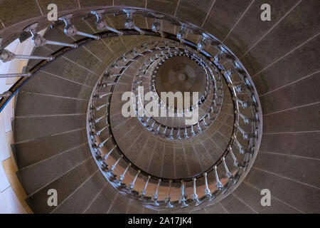 Saint Clement des Baleines, Frankreich - Mai 09, 2019: Wendeltreppe des Phare de Ré Leuchtturm auf der Insel Ile de Re, Frankreich Stockfoto