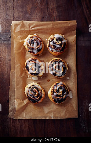 Weihnachten Mohn Brötchen. Ansicht von oben. Stockfoto