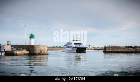 Ile d Yeu, Frankreich - 16. September 2018: Die Fähre, die den Hafen der Insel von Yeu, wo Reisende sitzen die Show auf einem Sommer zu bewundern gibt d Stockfoto