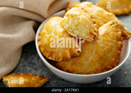 Hand Pasteten, Pasteten, Samosas oder Piroggen mit Kartoffeln füllen Golden gebacken Stockfoto