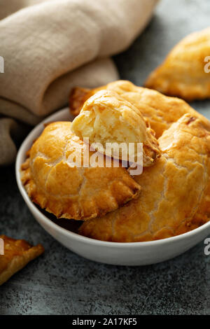 Hand Pasteten, Pasteten, Samosas oder Piroggen mit Kartoffeln füllen Golden gebacken Stockfoto