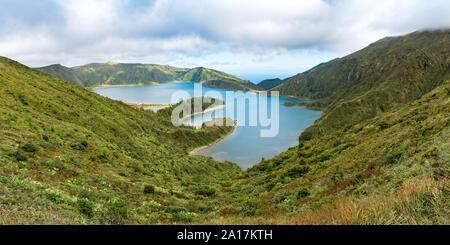 Panoramablick von Lagoa do Fogo, einem Kratersee auf der Insel São Miguel auf den Azoren Archipel. Die blaue Lagune ist in der zentralen Caldera. Stockfoto