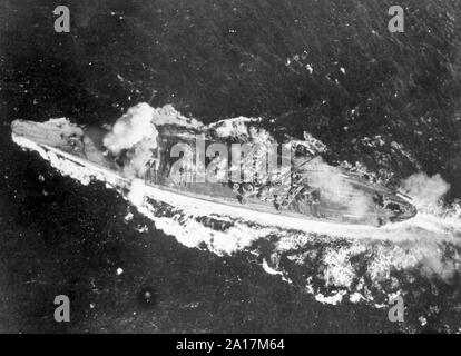 Kampf der Sibuyan Meer (24 Oktober 1944) Schlacht von Leyte Gulf, Yamato durch eine Bombe in der Nähe von ihr zu geschützturm in der sibuyan Meer hit, 24. Oktober 1944 Stockfoto