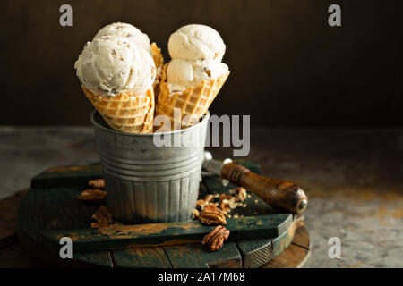 Hausgemachte Karamell pecan Eistüten auf dunklem Hintergrund Stockfoto