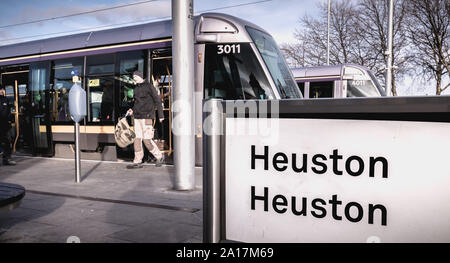 Dublin, Irland - 13. Februar 2019: Irische elektrische Straßenbahn, dass Parks vor Heuston Bahnhof im Zentrum der Stadt an einem Wintertag Stockfoto