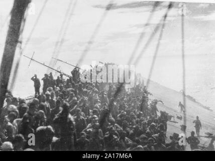 Die Crew der japanischen Flugzeugträger Zuikaku salute wie die Flagge ist während der Schlacht von Kap Engaño, 25. Oktober 1944 gesenkt. Stockfoto