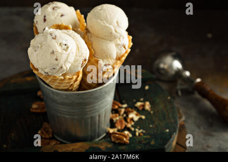 Hausgemachte Karamell pecan Eistüten auf dunklem Hintergrund Stockfoto