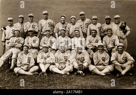 1919 Schwarz Sox Skandal. 1919 Chicago White Sox team Foto 1919 Chicago White Sox Foto obere Reihe, von links nach rechts: Kid Gleason, John Sullivan, Roy Wilkinson, Grover Lowdermilk, Schwede Risberg, Fred Ross McMullin, Bill James, Eddie Murphy, Shoeless Joe Jackson, Joe Jenkins Mittlere Reihe, von links nach rechts: Ray Schalk, Shano Collins, Rot Faber, Dickey Kerr, glücklich Felsch, Chick Gandil, Buck Weber untere Reihe, nach rechts: Eddie Collins, Nemo Leibold, Eddie Cicotte, Erskine Mayer, Lefty Williams, Byrd Lynn links Stockfoto