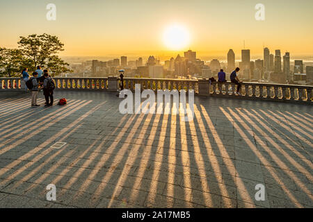 Montreal, CA - 21. September 2019: Skyline von Montreal aus Kondiaronk Belvedere bei Sonnenaufgang Stockfoto