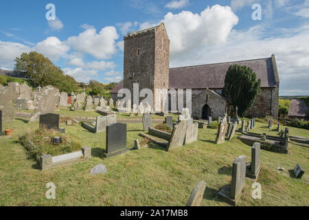 St Cenydd's Kirche, Llangennith, eine Kirche aus dem 12. Jahrhundert an der Stelle eines 6. Jahrhundert Llançà, oder Kirchhof, die den ursprünglichen Kreisförmige Grundfläche behält. Llangennith, Gower Wales UK Stockfoto