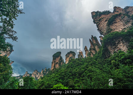 Stürmische Wolken über die Zusammenkunft der Himmlischen Soldaten malerischen Felsformationen, Avatar Berge Natur Park, Niagara-on-the-Lake, Provinz Hunan, C Stockfoto