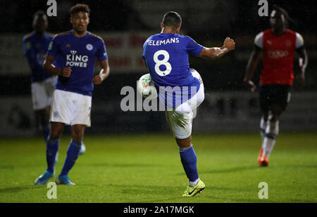 Von Leicester City Youri Tielemans Kerben dritten Ziel seiner Seite des Spiels während der carabao Pokal, dritte Runde an der Kenilworth Road, Luton. Stockfoto