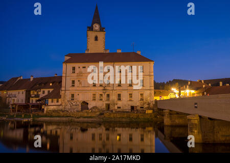 Nachtaufnahme der Burg Rozmberk nad Vitavou in der Tschechischen Republik Stockfoto