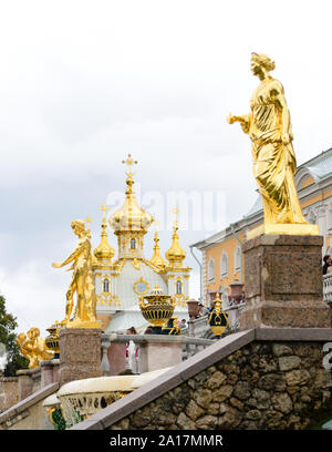 Petehof, Sankt Petersburg, Russland, August 2019. Detail der goldenen Figurengruppe der Große Kaskade der prächtigen Eingang zu den königlichen Palac Stockfoto