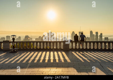 Montreal, CA - 21. September 2019: Skyline von Montreal aus Kondiaronk Belvedere bei Sonnenaufgang Stockfoto