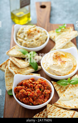 Mediterrane mezze Board mit Pita und würzige Tomaten-Dip Stockfoto