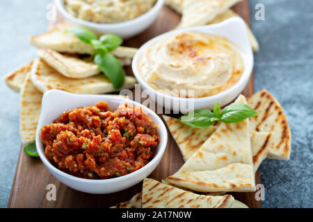 Mediterrane mezze Board mit Pita und würzige Tomaten-Dip Stockfoto