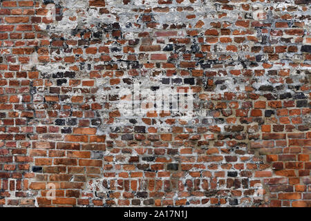 Old Red Brick Wall mit viel Struktur und Farbe. Stockfoto