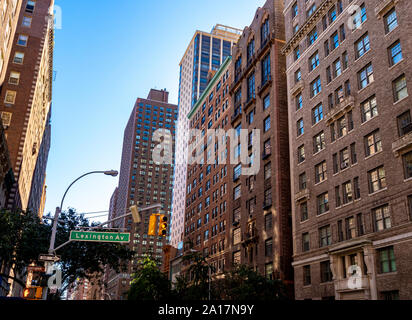 Blick auf die Lexington Avenue in New York City an einem sonnigen Herbsttag Stockfoto