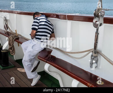 Mexikanische sailor in Uniform auf Handy an Deck des Tall Ship. Stockfoto