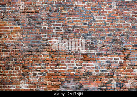 Old Red Brick Wall mit viel Struktur und Farbe. Stockfoto