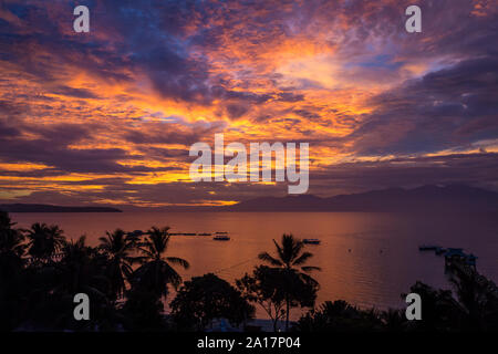 Sehr spektakulärer Sonnenaufgang über Samal Island bei Davao auf Mindanao auf den Philippinen Stockfoto