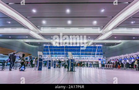 Lester Pearson International Airport, Nov. 2015 - Self Check-in-Automaten und traditionelle Check-in-Schaltern im Abflugbereich Stockfoto