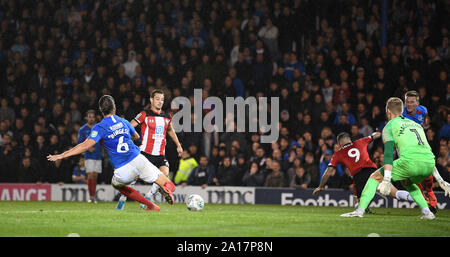 Portsmouth, Großbritannien. 24 Sep, 2019. Englische Fußball-Liga Cup, Carabao Schale, Portsmouth Football Club gegen Southampton Football Club; Cedric Soares von Southampton Linien bis zu Score das dritte Ziel des Spiels 0-3 - Streng redaktionelle Verwendung. Keine Verwendung mit nicht autorisierten Audio-, Video-, Daten-, Spielpläne, Verein/liga Logos oder "live" Dienstleistungen. On-line-in-Match mit 120 Bildern beschränkt, kein Video-Emulation. Keine Verwendung in Wetten, Spiele oder einzelne Verein/Liga/player Publikationen Quelle: Aktion Plus Sport Bilder/Alamy leben Nachrichten Stockfoto