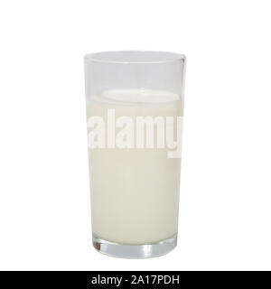 frische Milch in das Glas auf weißem Hintergrund Stockfoto