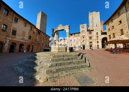 Auch auf der Piazza Cisterna in San Gimignano, Toskana, Italien Stockfoto