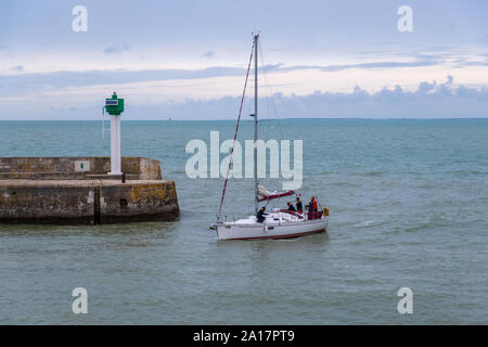 St Martin de Re, Frankreich - Mai 09, 2019: Segelboot vorbei an den Eingang eines Port de Saint-Martin-de-Re auf der Ile de Re Insel in Frankreich Stockfoto