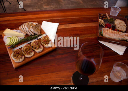 Essen Art gourmet Brot Fleisch Oliven Käse für die Paarungen mit Wein für die Verkostung Stockfoto