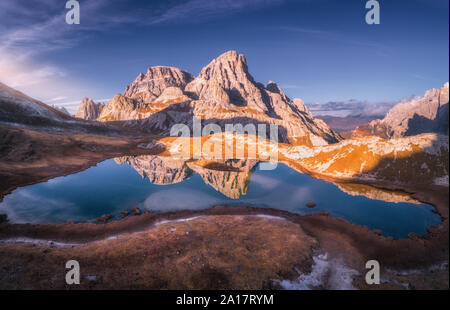 Luftaufnahme von Bergsee mit Reflexion bei Sonnenuntergang im Herbst Stockfoto
