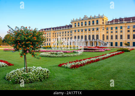 Wien, Österreich - September 3, 2019: Blick auf Schloss und Park Schönbrunn in Wien, Österreich Stockfoto