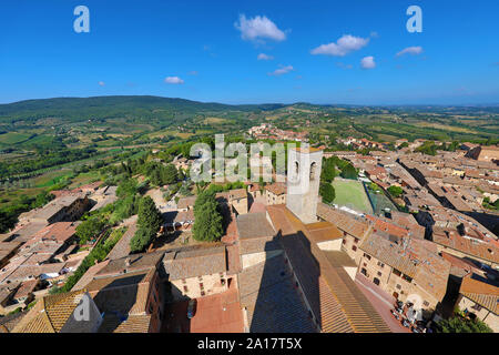Blick vom Torre Grossa über die Dächer von San Gimignano und die toskanische Landschaft, Toskana, Italien Stockfoto