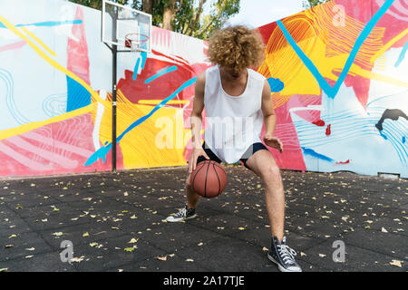 Porträt eines Basketballspielers Dribbling den Ball Stockfoto