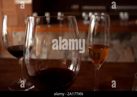 Trio der Gläser Wein front Glas mit Rotwein zu Dichte mit Beinen oder Tränen, die in der Glas form Test nach Geschmack Stockfoto