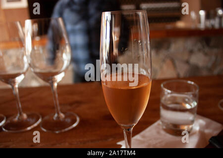 Letzte Glas trinken mit kaltem Sekt Rosé für Weinproben oder Weinprobe serviert. Stockfoto