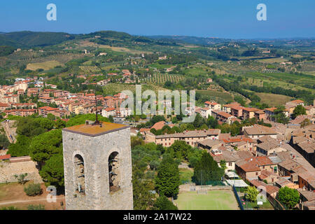 Blick vom Torre Grossa über die Dächer von San Gimignano und die toskanische Landschaft, Toskana, Italien Stockfoto