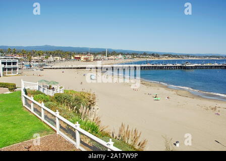 Santa Cruz Wharf ab Cowell Strand in der Stadt Santa Cruz auf Monterey Bay, Kalifornien gesehen Stockfoto