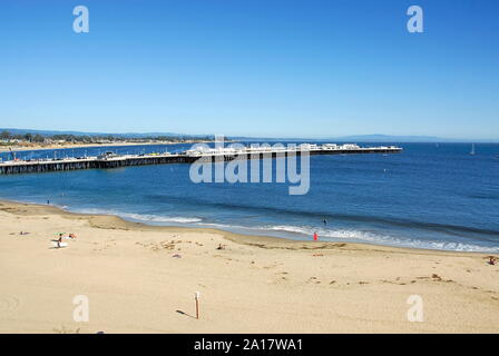 Santa Cruz Wharf ab Cowell Strand in der Stadt Santa Cruz auf Monterey Bay, Kalifornien gesehen Stockfoto