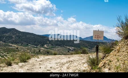 Zeichen in einem Feld "privates Eigentum. Halten Sie "gegen die Landschaft in Murcia, Spanien Stockfoto