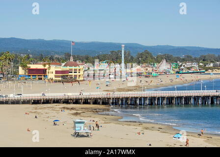 Santa Cruz Beach Boardwalk und Santa Cruz Wharf ab Cowell Strand in der Stadt Santa Cruz auf Monterey Bay, Kalifornien gesehen Stockfoto