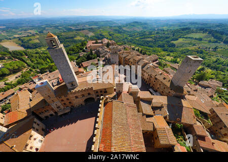 Blick vom Torre Grossa über die Dächer von San Gimignano und die toskanische Landschaft, Toskana, Italien Stockfoto