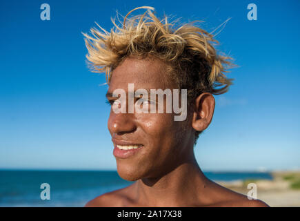 Brasilianischen Mann an der Küste mit gefärbten Haaren und braunen Haut Stockfoto